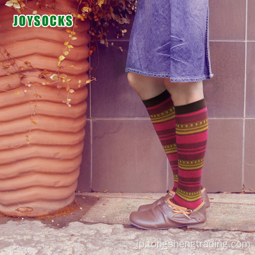 ニーハイ幾何学的な広場幸せな縞模様の女性の靴下